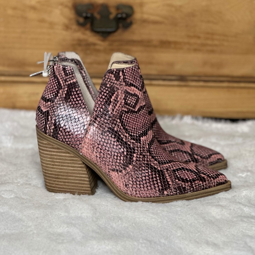 NWOB Vince Camuto Gigietta Rosewood Embossed Snake Print Ankle Booties Women 7.5